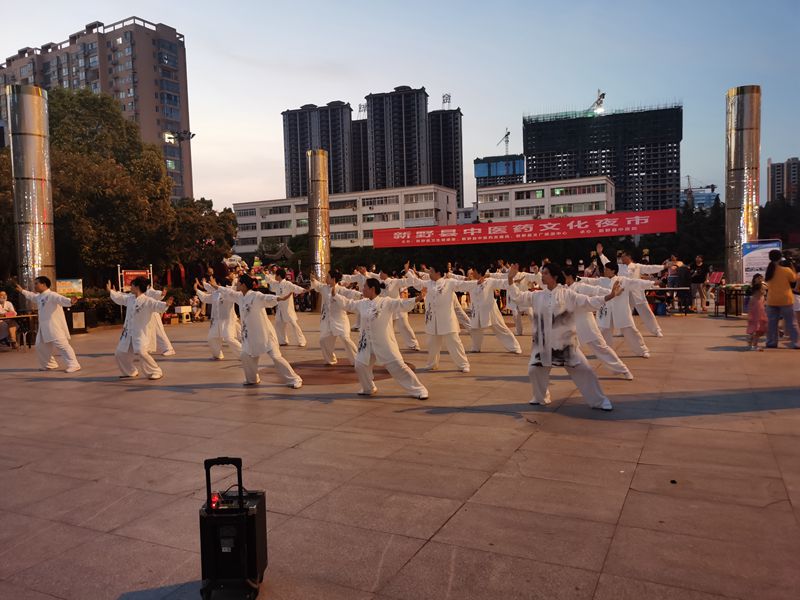 人間煙火味  最撫凡人心——新野縣 常態(tài)化舉辦中醫(yī)藥文化夜市 